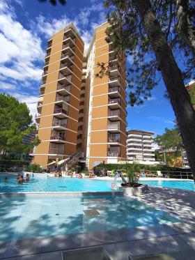Ubytovanie v Lignane: Rez. Kryštál s bazénmi, letná dovolenka Lignano Sabbiadoro